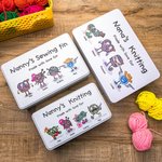 Lata personalizada para guardar el kit de costura con un personaje de dibujos animados de costura