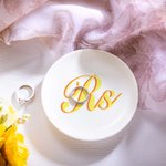 Piatto portagioie in ceramica personalizzato con nome a due colori per ragazze, madri e spose.
