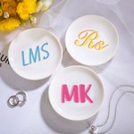 Piatto portagioie in ceramica personalizzato con nome a due colori per ragazze, madri e spose.