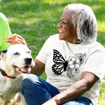 Personlig halv fjäril halv födelseblomma skjorta present till mamma eller mormor