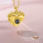 Personalisierte Babyfüße-Halskette mit dem Text von 100 Sprachen Ich liebe dich, Projektion von einem personalisierbaren Foto