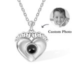 Personalisierte Babyfüße-Halskette mit dem Text von 100 Sprachen Ich liebe dich, Projektion von einem personalisierbaren Foto