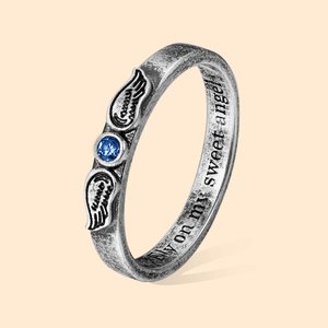 Personalisierte Vintage eingraviert Engelsflügel Ring mit Geburtsstein Memorial Geschenk für sie