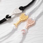 Bracelet Personnalisé avec Initiale Gravée Bracelet avec Corde Réglable et Breloque de Raquette Tennis Cadeau Anniversaire pour Amoureux de Tennis