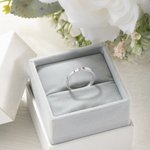 Personlig hjärtformad initialring för henne present