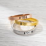 Personlig hjärtformad initialring för henne present