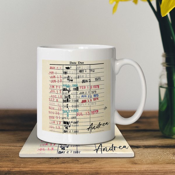Personalizada Retro Biblioteca Fecha de vencimiento Tarjeta 11 oz Taza de cerámica Posavasos con nombre Cumpleaños Club de lectura Regalo para los ratones de biblioteca Lectores