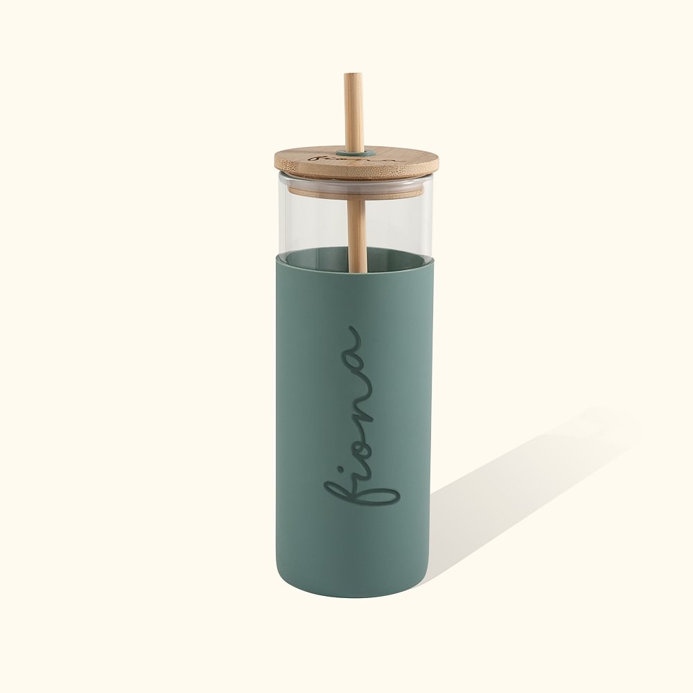 Gobelet en verre personnalisé avec nom Gobelet à café avec couvercle en bambou gravé Etui en silicone et paille Cadeau d'anniversaire pour elle