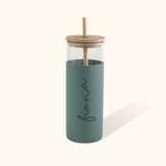 Vaso de cristal personalizado de 17oz con nombre Vaso de café con tapa de bambú grabada Funda de silicona y pajita Regalo de cumpleaños para ella