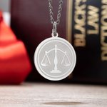 Collana personalizzata con disco a forma di bilancia della Bilancia per avvocati, regalo per studenti di giurisprudenza