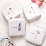 Boîte à Bijoux en Cuir PU Personnalisée avec Fleur de Naissance et Nom Cadeau pour Femme