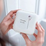 Boîte à Bijoux en Cuir PU Personnalisée avec Fleur de Naissance et Nom Cadeau pour Femme