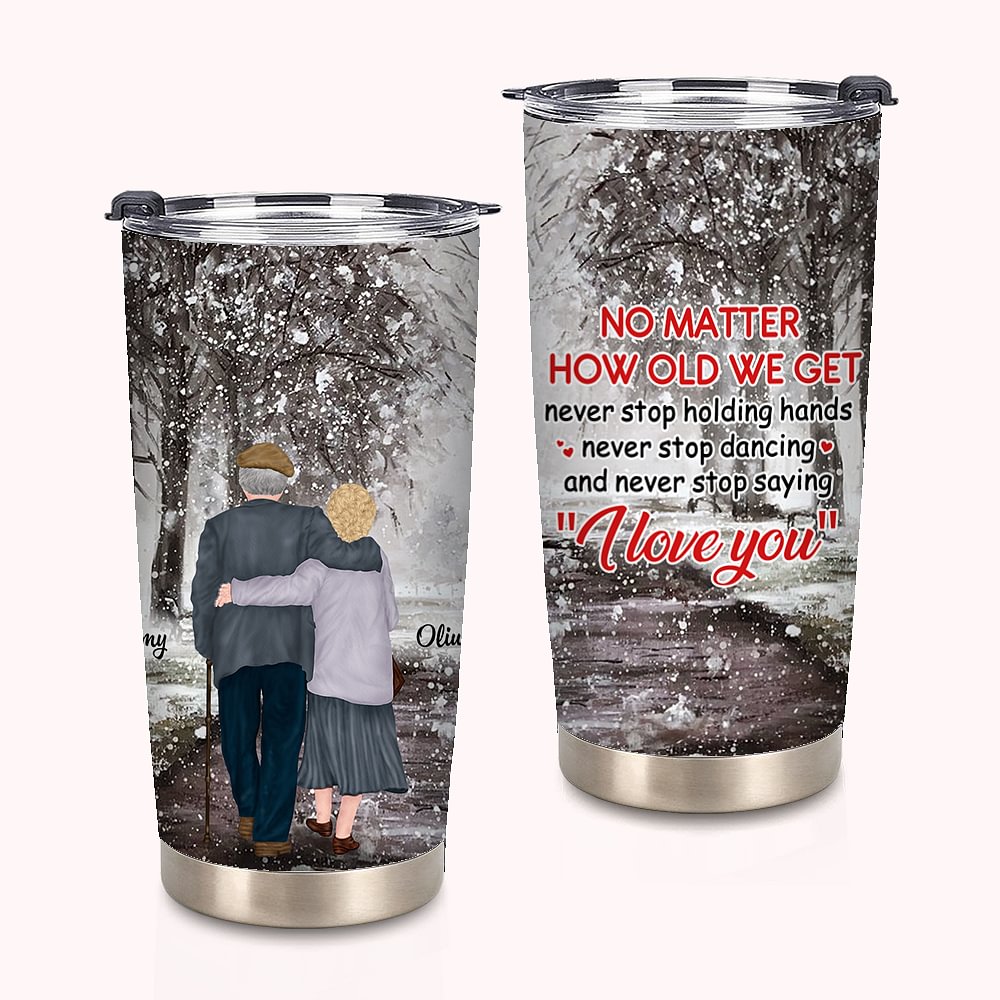 Personnalisé Vieux Couple Never Stop Holding Hands Sonw Winter Love 20oz Tumbler Anniversaire pour Boissons Chaudes et Froides