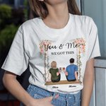 Maglietta personalizzata della coppia di innamorati che siedono e dondolano insieme Anniversario