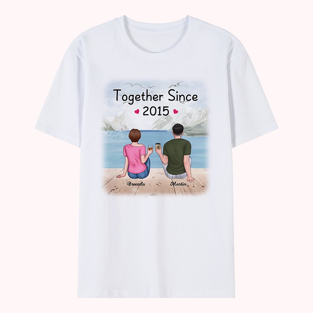 Personnalisé Jeune Couple Cheer Snow Mountain Fall in Love Many Years T-shirt Anniversary Basic T-Shirt Unisexe