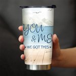 Personalisierter You and Me We Got This Couple on Chairs Iceberg View 20oz Tumbler Valentinstagsgeschenk für den täglichen Gebrauch