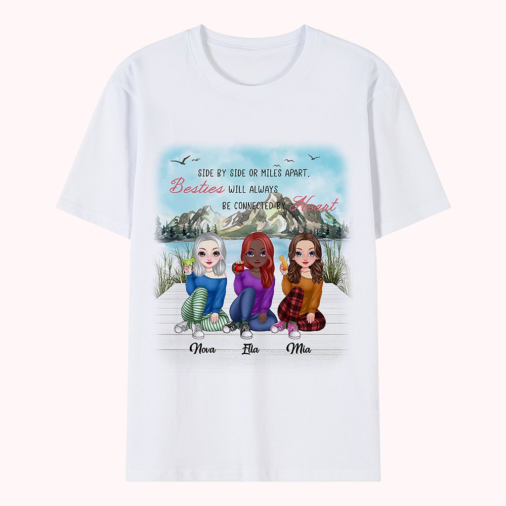 T-shirt personnalisé Side By Side Or Miles Apart Besties Will Always Be Connected By Heart Cadeau d'amitié pour Besties Daily Wear