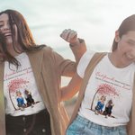 Personalisierte Best Friend Forever Never Apart Besties Sitting Under Tree T-Shirt Geschenk für Best Friend Best Friend Geschenk