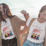 Personlig Life is Better with Besties Sitting Under Tree Cheers T-shirt Bästa vännen Gåva Gåva till bästa vänner Gåva