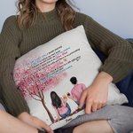 Personalisiertes Kissen, Kissenbezug, Paar sitzt unter Baum, Blume, Getränk, Geschenk für Paare, Schlafzimmerdekoration