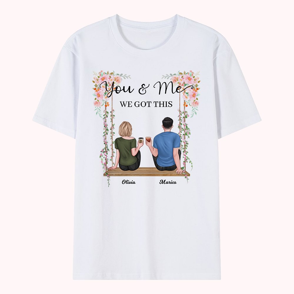 Couple d'amoureux personnalisé assis et se balançant ensemble T-shirt Anniversaire Quotidien