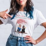 Personalisierte Best Friend Forever Never Apart Besties Sitting Under Tree T-Shirt Geschenk für Best Friend Best Friend Geschenk