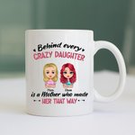 Henkilökohtainen Jokaisen hullun tyttären takana on äiti, joka teki Valkoinen keraaminen muki Lahja äidille