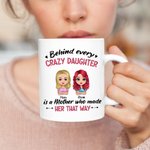 Henkilökohtainen Jokaisen hullun tyttären takana on äiti, joka teki Valkoinen keraaminen muki Lahja äidille