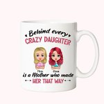 Henkilökohtainen Jokaisen hullun tyttären takana on äiti, joka teki Valkoinen keraaminen muki Lahja äidille