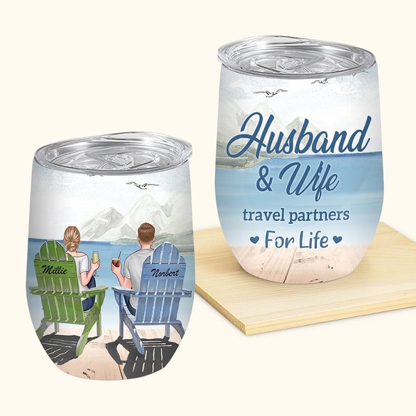 Marito e moglie personalizzati si godono la vita viaggiando insieme, compleanno del gabbiano e bicchiere di vino con effetto isolante