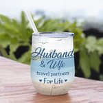 Marito e moglie personalizzati si godono la vita viaggiando insieme, compleanno del gabbiano e bicchiere di vino con effetto isolante