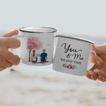 Personalisierte You and Me We Got This Couple by the Tree Emaille-Tasse mit Henkel, Jahrestags-Valentinstagsgeschenk für Sie