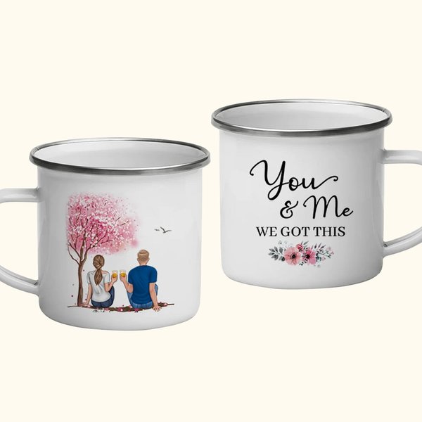 Personalisierte You and Me We Got This Couple by the Tree Emaille-Tasse mit Henkel, Jahrestags-Valentinstagsgeschenk für Sie