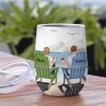Marito e moglie personalizzati si godono la vita viaggiando insieme, compleanno del gabbiano e bicchiere di vino con effetto isolante