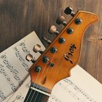 Insigne de Tête de Guitaire Personnalisé avec Texte Décoration en Acrylique ou Métal à Choix Cadeau Anniversaire pour Gitariste Musicien