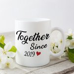 Gepersonaliseerd Paar Zittend Zonsondergang Strandlandschap Samen Wit Keramisch Mok Verjaardagsgeschenken voor Paren voor Kantoor en Thuis