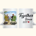 Gepersonaliseerd Paar Zittend Zonsondergang Strandlandschap Samen Wit Keramisch Mok Verjaardagsgeschenken voor Paren voor Kantoor en Thuis