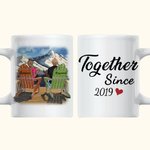 Personligt tecknad par Romantiskt par Sitter vid sjön Njut av utsikten Vit keramikmugg Present till min man eller fru C-typ handtag