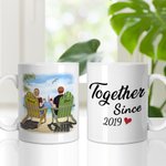 Gepersonaliseerd Paar Zittend Zonsondergang Strandlandschap Samen Wit Keramisch Mok Verjaardagsgeschenken voor Paren voor Kantoor en Thuis