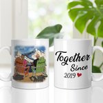 Personligt tecknad par Romantiskt par Sitter vid sjön Njut av utsikten Vit keramikmugg Present till min man eller fru C-typ handtag