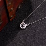 Personalisierte kleine Teufelskopf mit Diamant Miniatur Carving Halskette Foto Projektion Halskette mit Ich liebe dich in 100 Sprachen