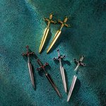 Orecchini personalizzati con spada e pugnale Gioielli punk gotici con pietra di nascita per donne e uomini