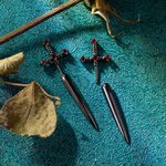 Orecchini personalizzati con spada e pugnale Gioielli punk gotici con pietra di nascita per donne e uomini