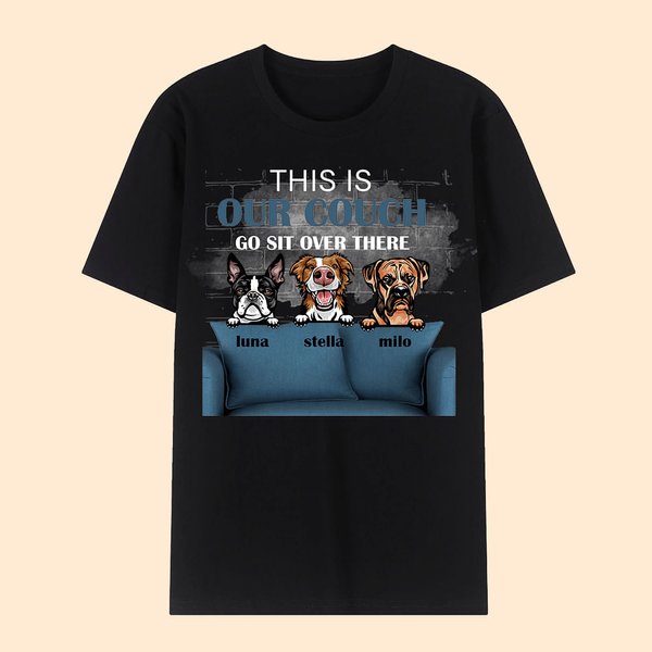 Maglietta personalizzata This is Our Couch Dog 100% cotone Unisex con nomi Regalo di compleanno per chi ama i cani