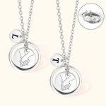 Personalisierte Sterling Silber oder Edelstahl Hand in Hand Halsketten Set von 2 mit eingravierten Initialen Geschenke für Schwestern ihr Frauen