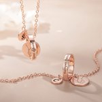 Personalisierte Sterling Silber oder Edelstahl Hand in Hand Halsketten Set von 2 mit eingravierten Initialen Geschenke für Schwestern ihr Frauen