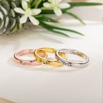 Bague Personnalisée avec Fleur de Naissance et Nom Bijou Minimaliste Cadeau d’Anniversaire ou Fête des Mères pour Elle