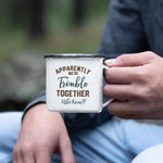 Gepersonaliseerde Apparently We're Trouble Together Who Knew 11oz Emaille mok voor kampeerders en liefhebbers van het buitenleven