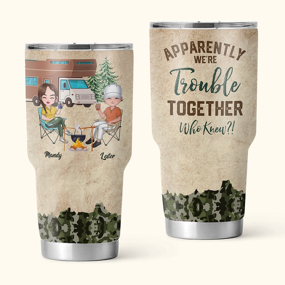 Cadeau de couple personnalisé Trouble Couple Camping Journey Chat and Drink by the Campfire 30oz Tumbler Couple Cadeau de couple