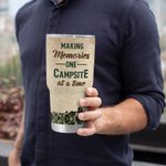 Ricordi di campeggio personalizzati Vacanza di coppia con sfondo verde militare Tumbler da 30 oz Regalo di anniversario Regalo per gli appassionati di